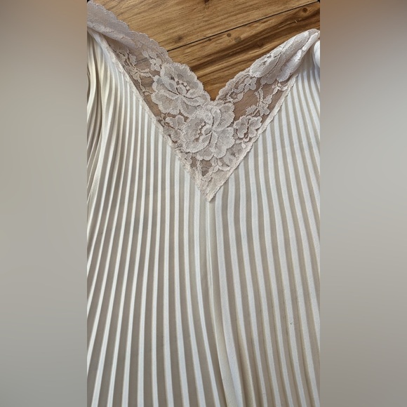 RARE VINTAGE - Lucie Ann Pleated Robe in Ivory - Size Small - Picture 5 of 16